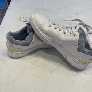 On Cloud “The Roger Advantage” Women’s Sneaker Size 8.5